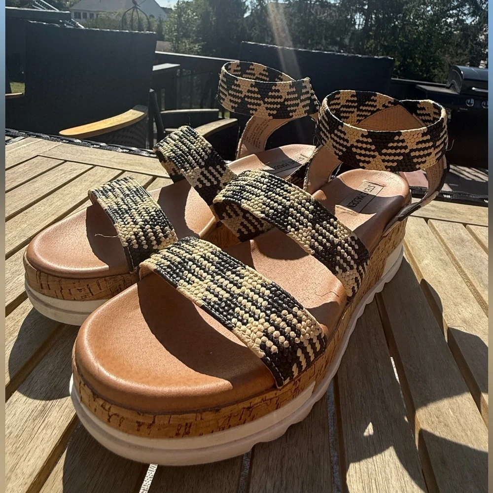 Steve Madden Bandolino Tan Woven Sandals - Picture 2 of 5